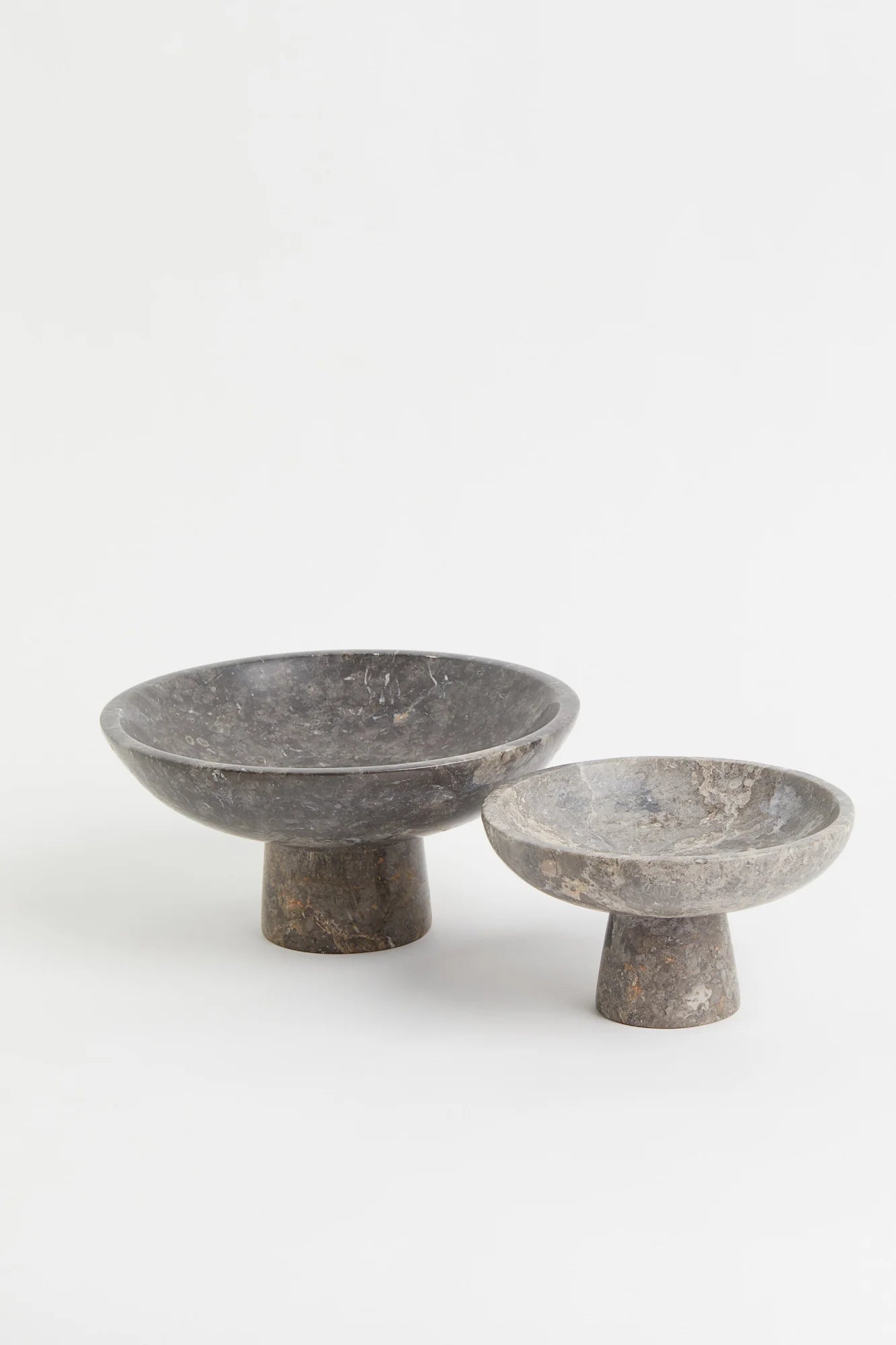 Grote marmeren schaal op voet 2,5 kg