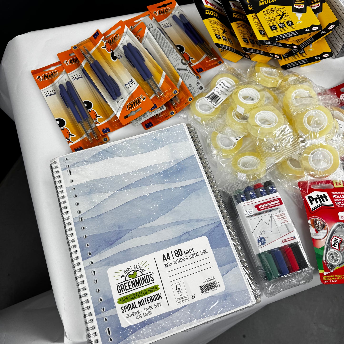 Viele verschiedene Büroartikel