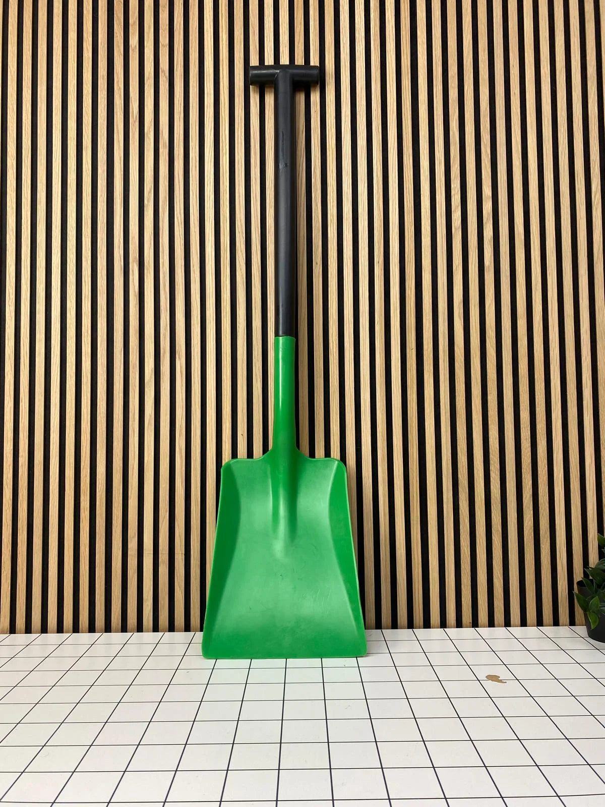 Schep met steel voor chemicalien, 93 cm lang