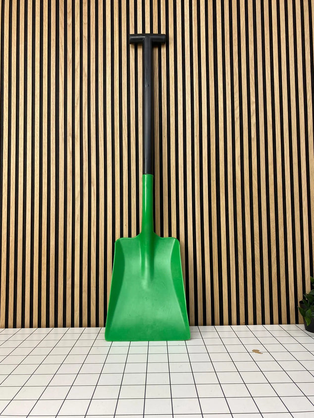 Schep met steel voor chemicalien, 93 cm lang