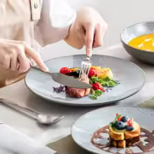 KARST 16-delige geëmbosseerde steengoed serviesset met diner-/dessertbord/suppeschaal/mok voor 4 personen