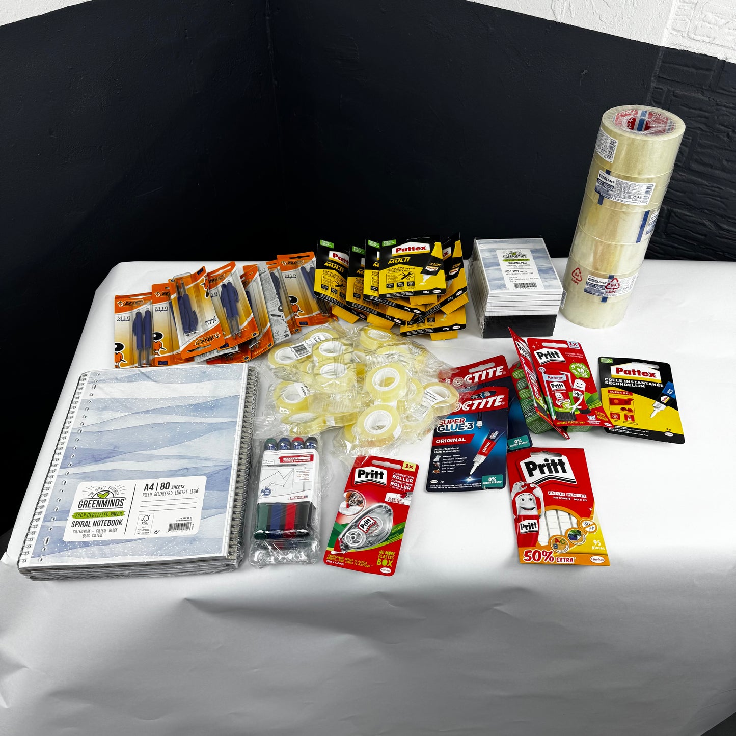 Viele verschiedene Büroartikel