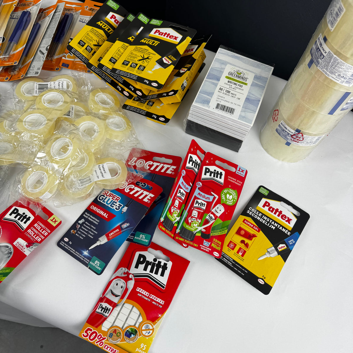 Viele verschiedene Büroartikel