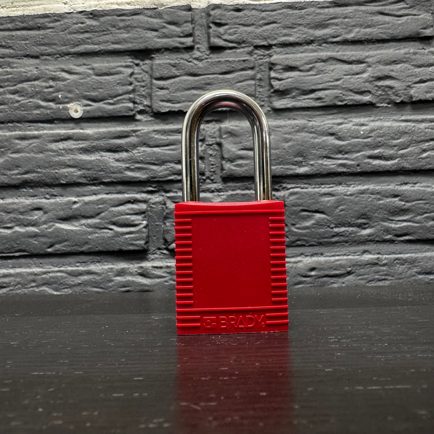 Brady Wetterfestes Sicherheitsschloss aus Nylon und Stahl – Maximaler Schutz in jeder Umgebung