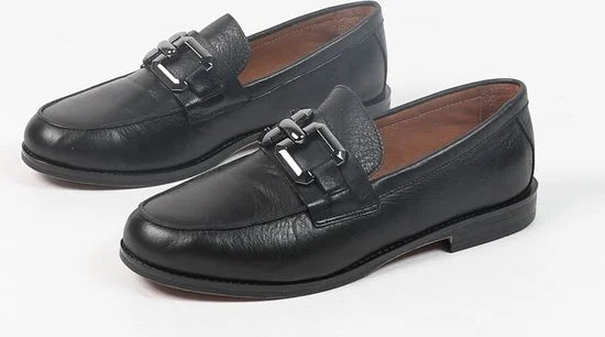 Manfield - Dames - Zwarte leren loafers met vierkanten chain - Maat 37