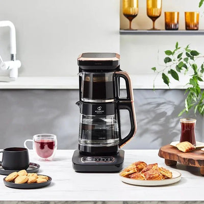 Karaca Çaysever Robotea Pro - 4 in 1 Sprekend Automatisch Theezetapparaat met Glas, Waterverwarmer en Filter Koffiezetapparaat 2500W - Zwart Koper
